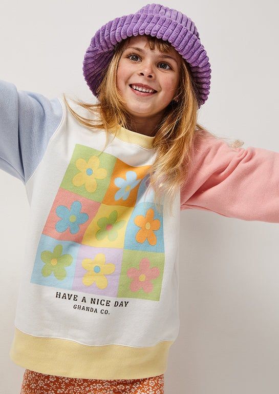 Цветни, удобни и от устойчиви материали....Това са тенденциите за детските дрехи тази година !!!