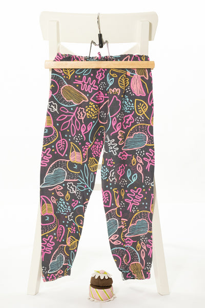 Ефирен панталон тип шалвари в свежи цветове с оригинална щампа, LITTLE KIDS/ 5-6 г., 116 см.