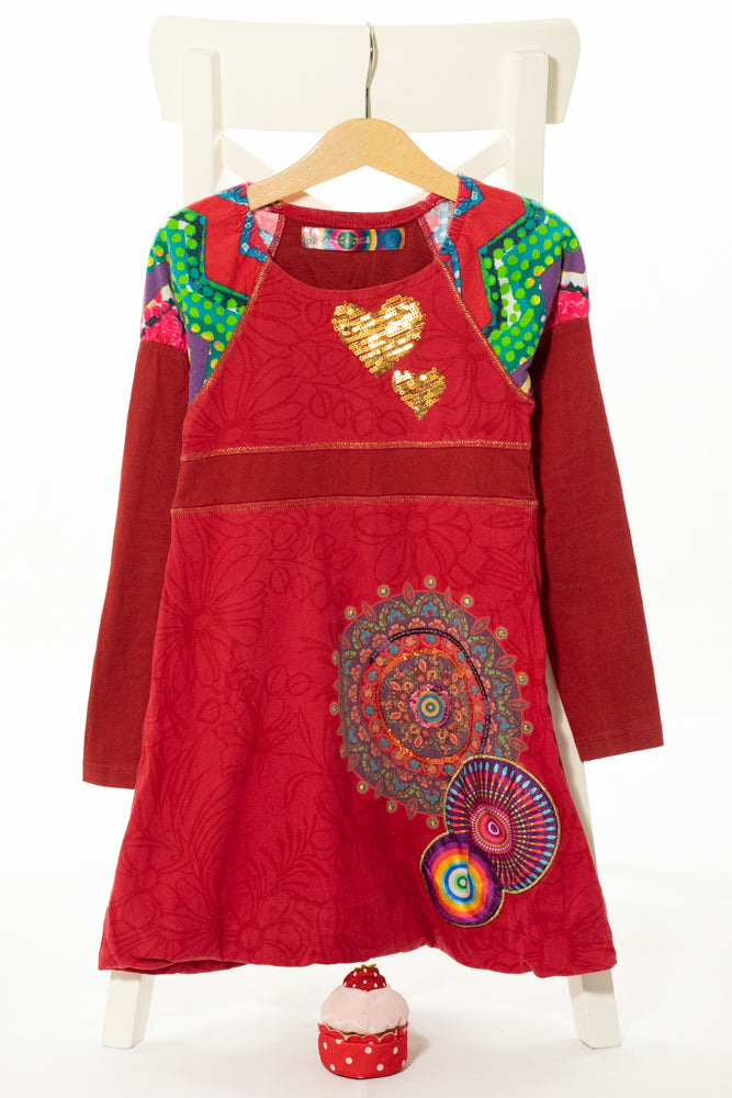 Кокетна вталена рокля в червено "coque de roche" с пъстри апликации и пайети,  DESIGUAL/ 7-8г., 130см.