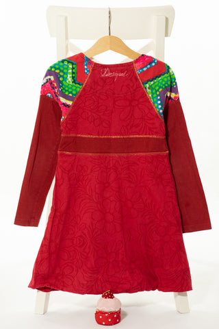 Кокетна вталена рокля в червено "coque de roche" с пъстри апликации и пайети,  DESIGUAL/ 7-8г., 130см.