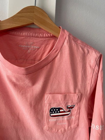 Розова тениска с къс ръкав с щампа на гърба Vineyard Vines/S