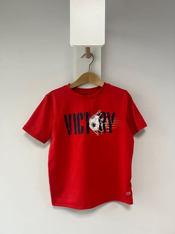 Наситено червена тениска с надпис Victory GAP/120см/6-7г