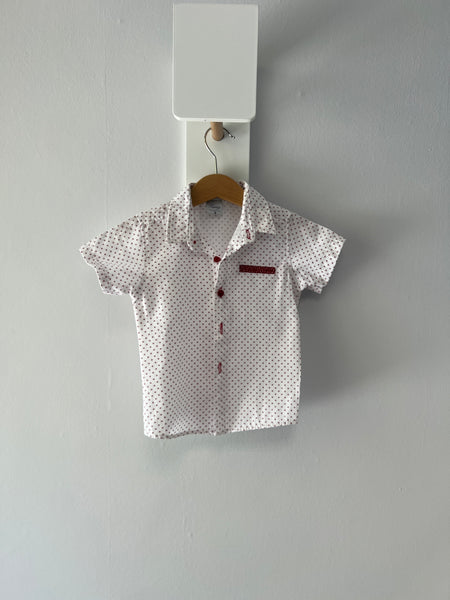 Бяла риза на червени цветчета  с къс ръкав JERRY/2г