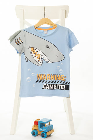 Ефектна памучна тениска с апликация на акула в светло синьо, DOPODOPO/ 4-5г., 110см.