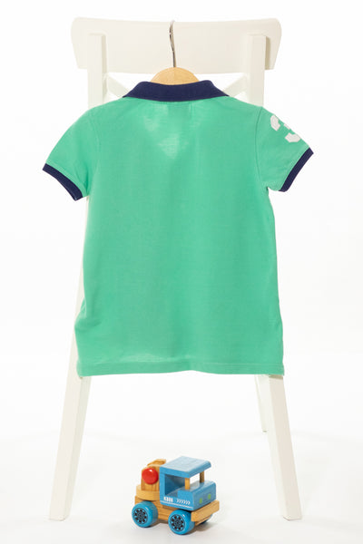 Ефектна памучна тениска с якичка и копчета в нежен резедав цвят с тъмносини акценти, U.S. POLO ASSN/ 4-5г., 104-110см.