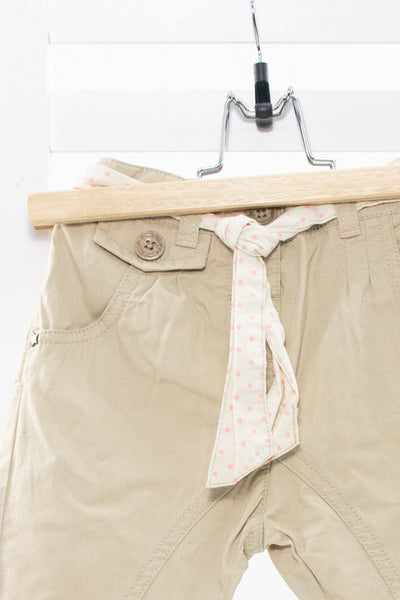 Тънък панталон в пясъчнобежов цвят с ефектен колан Next  (С ЕТИКЕТ) / 18-24м