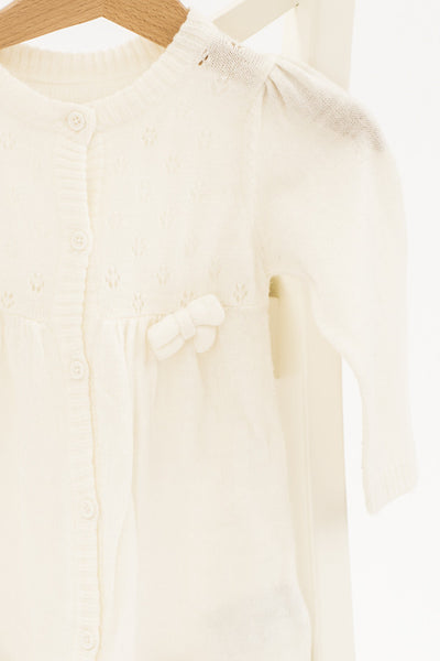 Тънка жилетка в млечно бяло с декоративна плетка и панделка / 1-2г.
