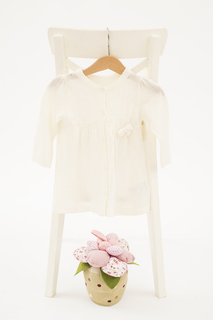 Тънка жилетка в млечно бяло с декоративна плетка и панделка / 1-2г.