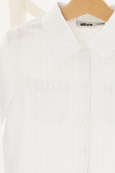 Раирана риза в бяло и светлосиньо с малки апликации от пайети Alive / 7-8г.
