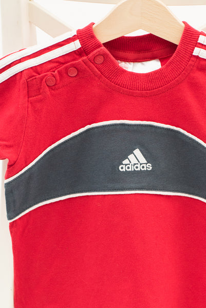 Спортна тениска в червено с бели кантове Adidas / 9-12м.