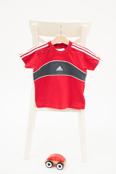 Спортна тениска в червено с бели кантове Adidas / 9-12м.
