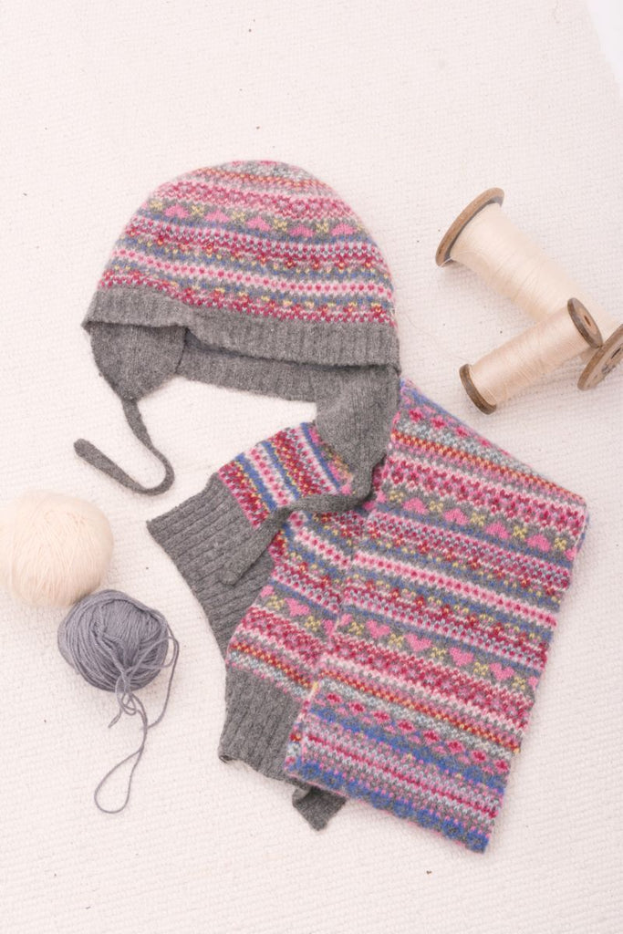 Комплект шапка и шал на ситна плетка в розови тонове / 18-24м.