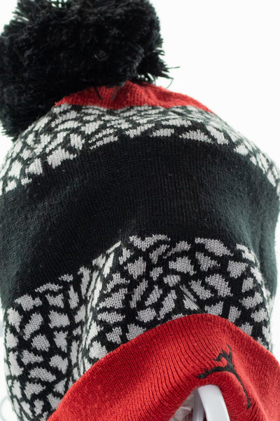 Топла спортна шапка в червено и черно, NIKE/ 10-12г.